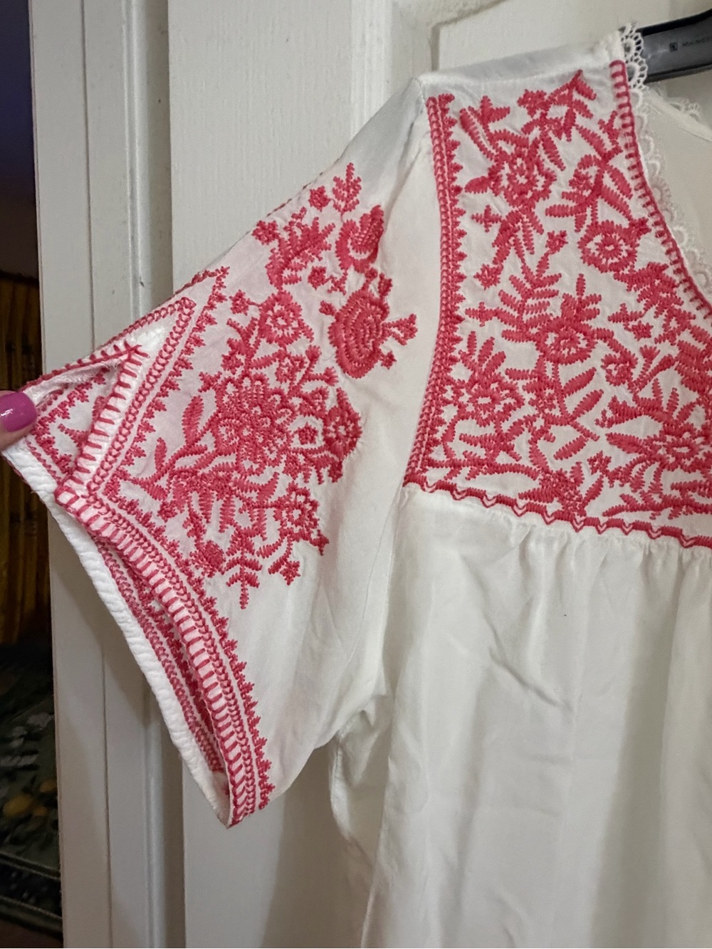 💙 4 for $40 💙 White short sleeve Boho Top with Pink embroidery